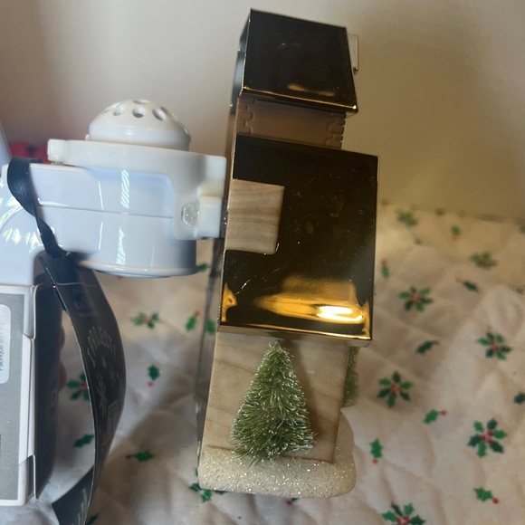 Bath & Body Works Wallflowers Holiday Village Light PROJECTOR Fragrance Plug-In - Picture 3 of 6